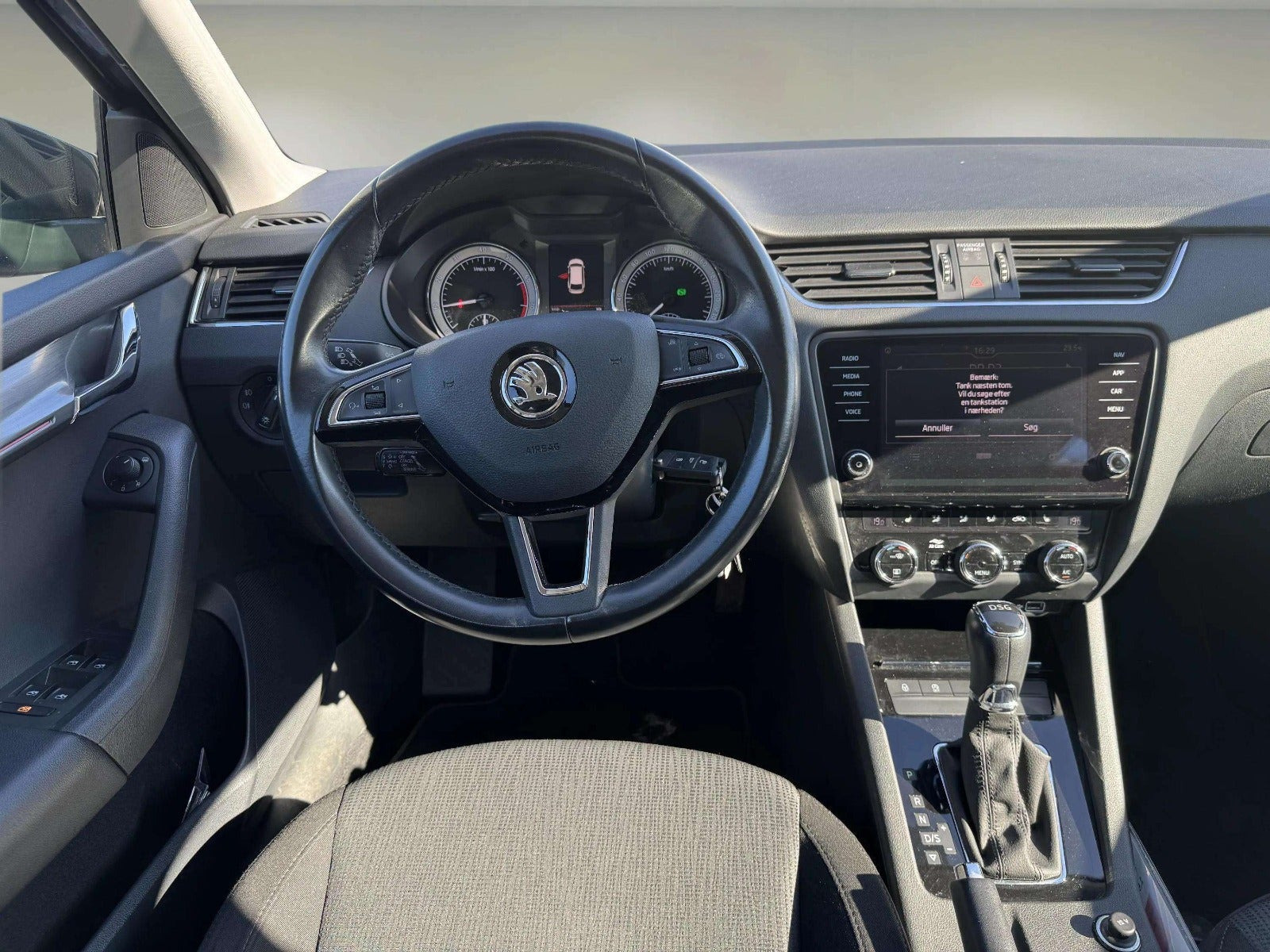 Grå Skoda Octavia fra 2019