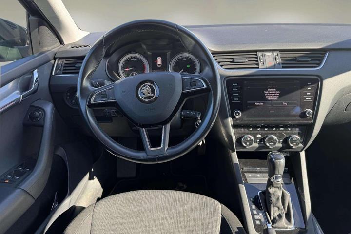 Grå Skoda Octavia fra 2019
