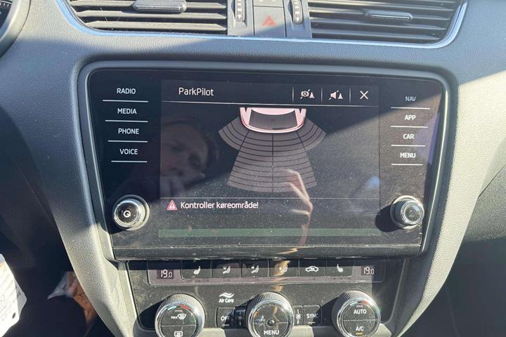 Grå Skoda Octavia fra 2019