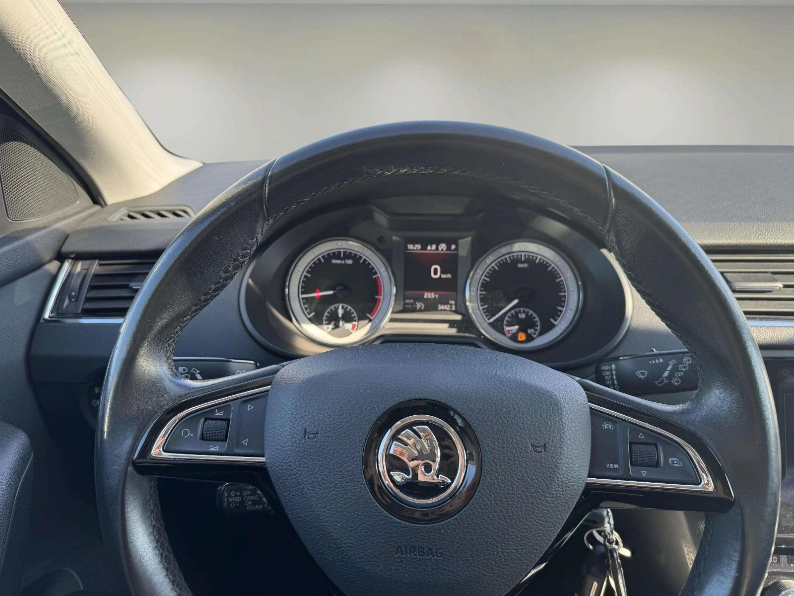 Grå Skoda Octavia fra 2019