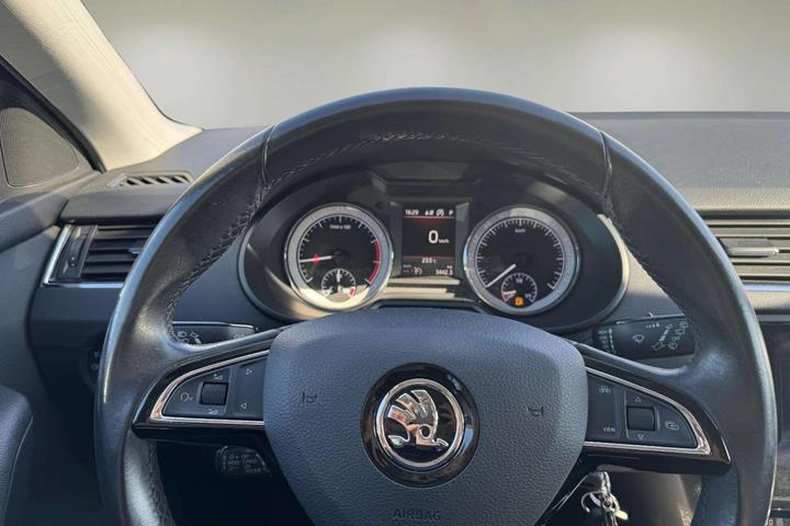 Grå Skoda Octavia fra 2019