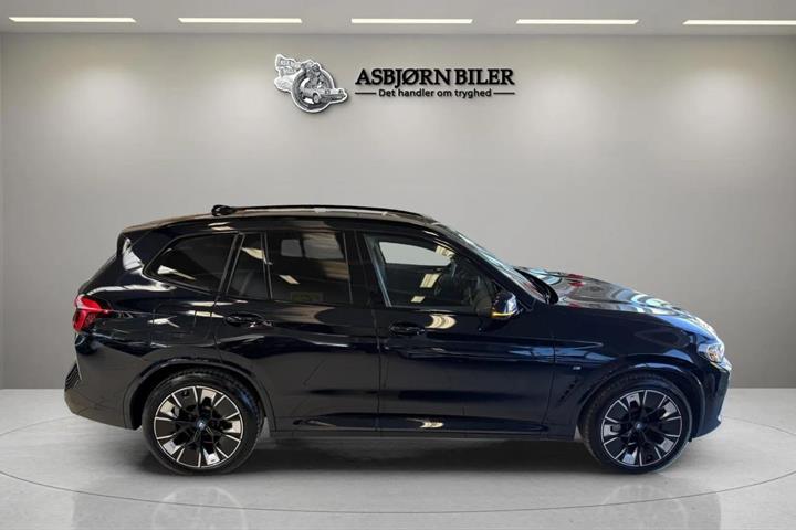 Blå BMW iX3 fra 2024