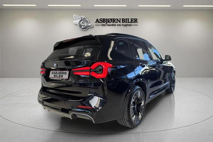 Blå BMW iX3 fra 2024