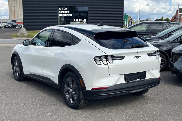 Hvid Ford Mustang Mach-E fra 2023