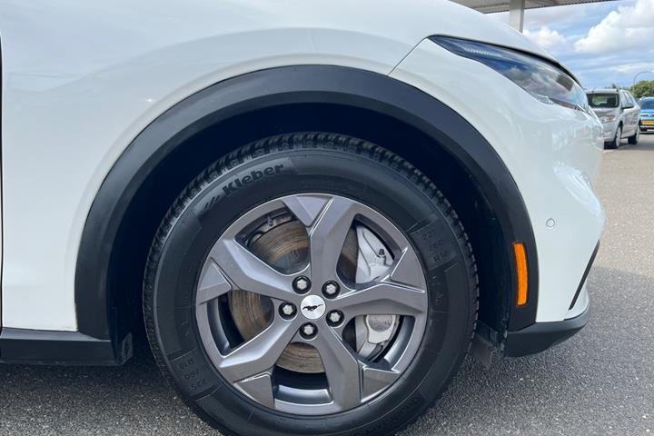Hvid Ford Mustang Mach-E fra 2023