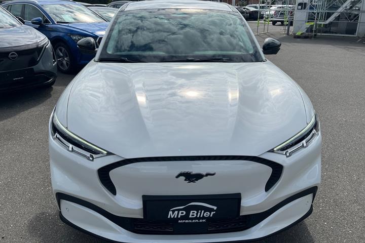 Hvid Ford Mustang Mach-E fra 2023