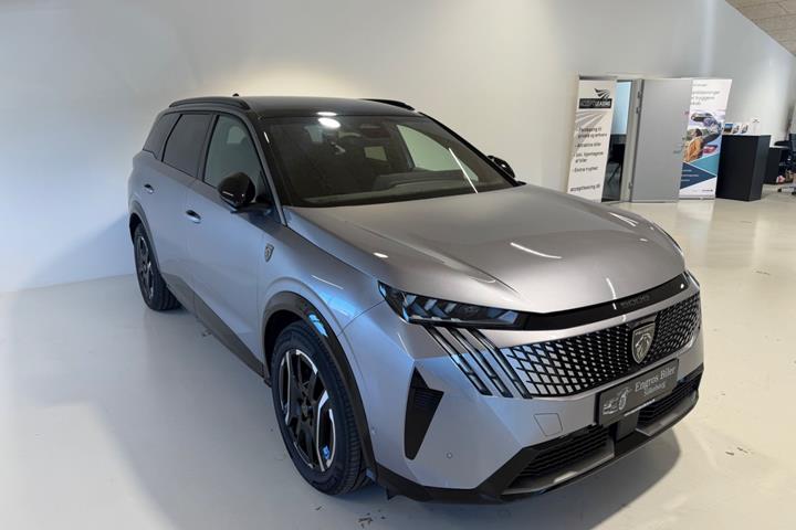 Grå Peugeot e-5008 fra 2025