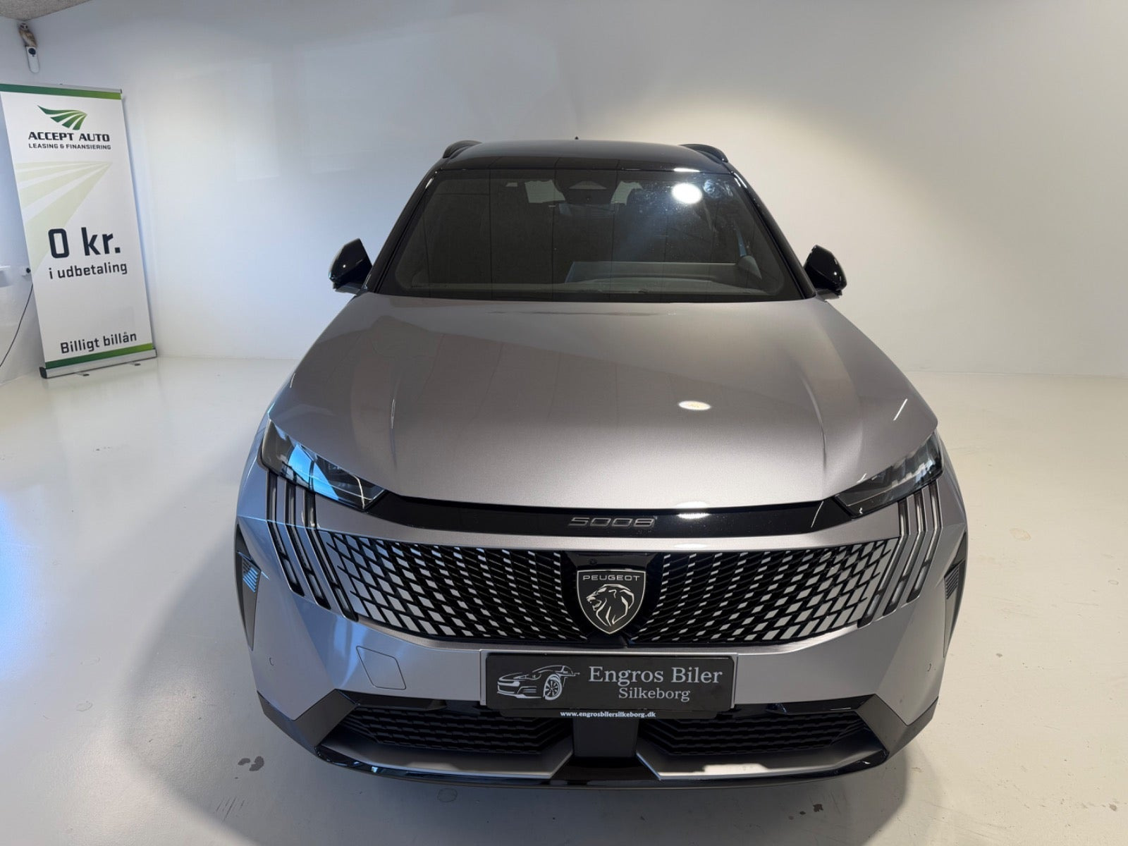Grå Peugeot e-5008 fra 2025