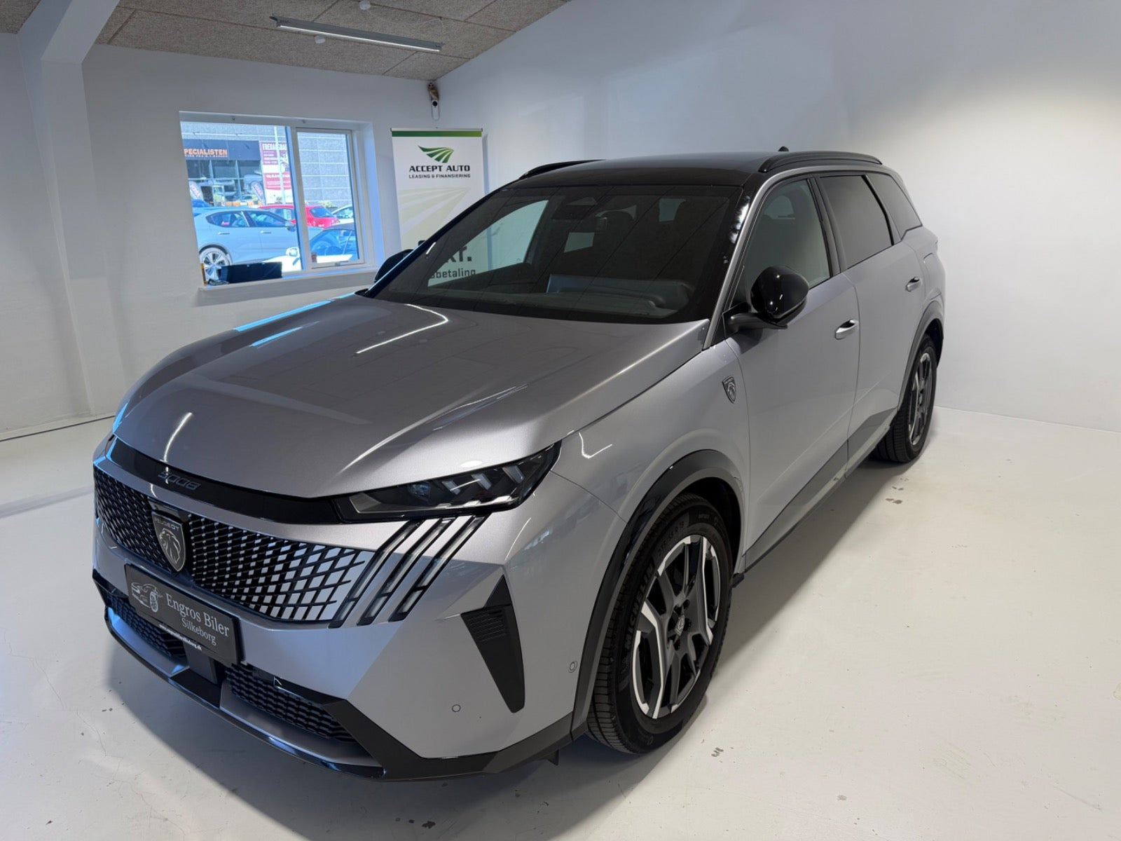Grå Peugeot e-5008 fra 2025