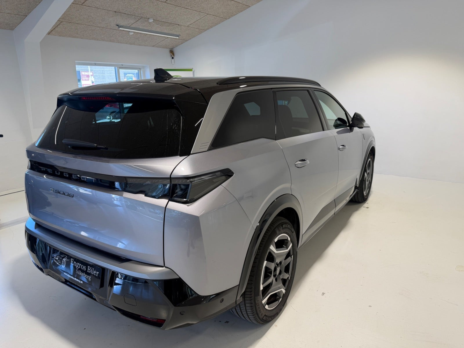 Grå Peugeot e-5008 fra 2025