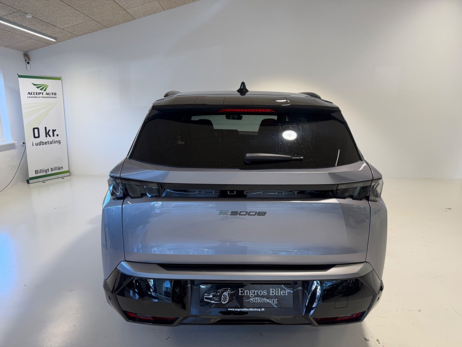 Grå Peugeot e-5008 fra 2025