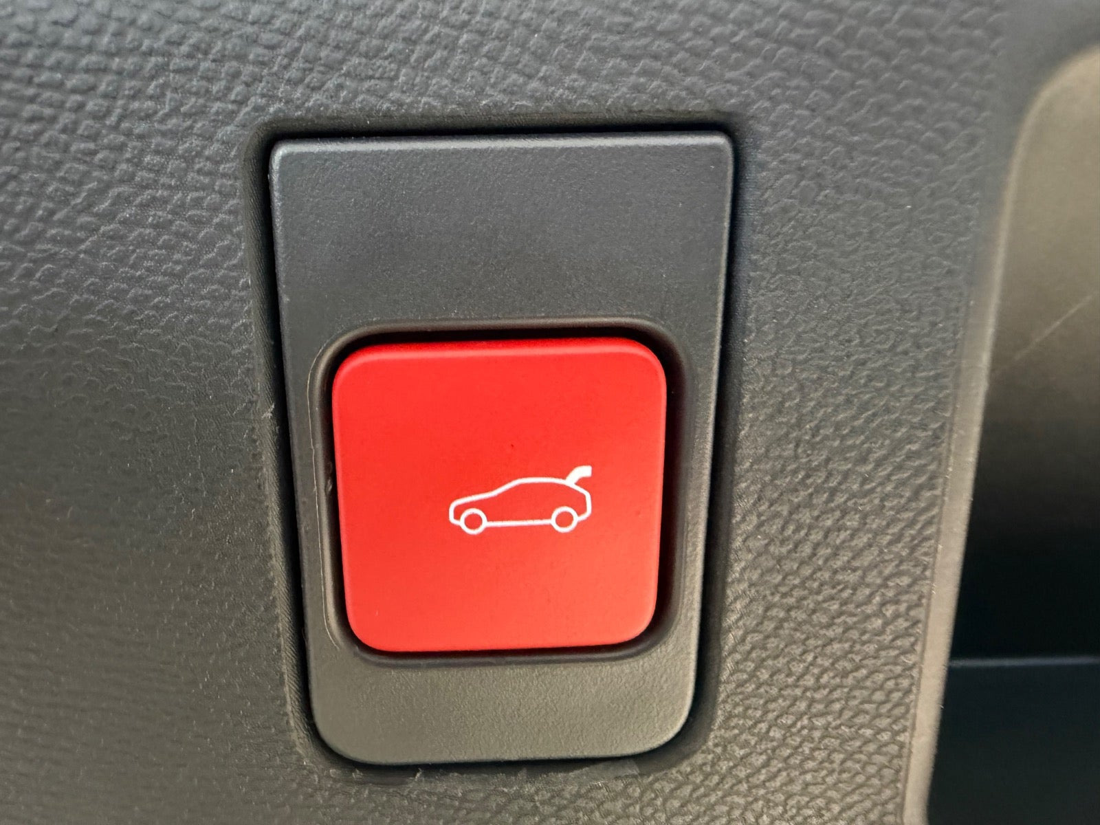 Grå Peugeot e-5008 fra 2025
