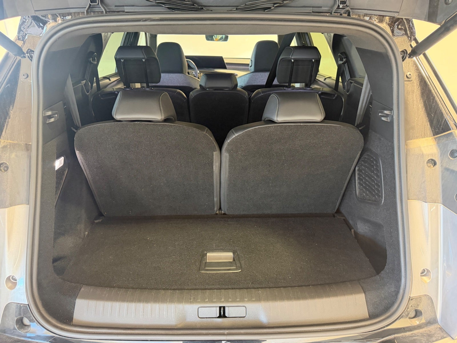 Grå Peugeot e-5008 fra 2025