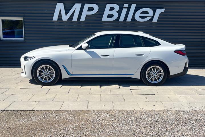 Hvid BMW i4 fra 2024