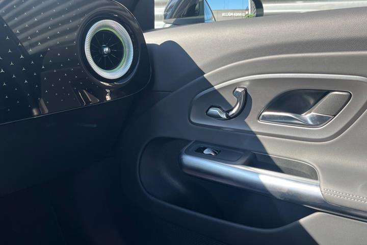 Sort Mercedes CLA250+ fra 2025