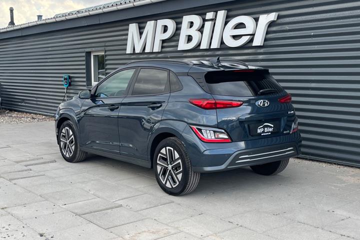 Blå Hyundai Kona fra 2023