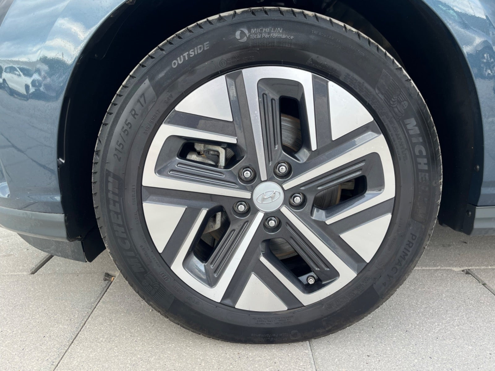 Blå Hyundai Kona fra 2023