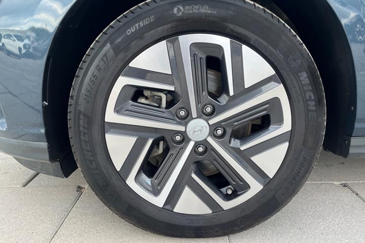 Blå Hyundai Kona fra 2023