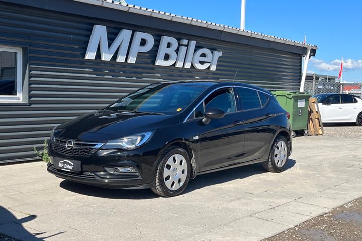 Sort Opel Astra fra 2018 set udefra