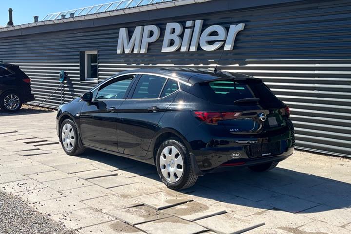 Sort Opel Astra fra 2018