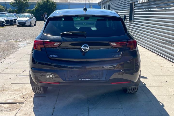 Sort Opel Astra fra 2018