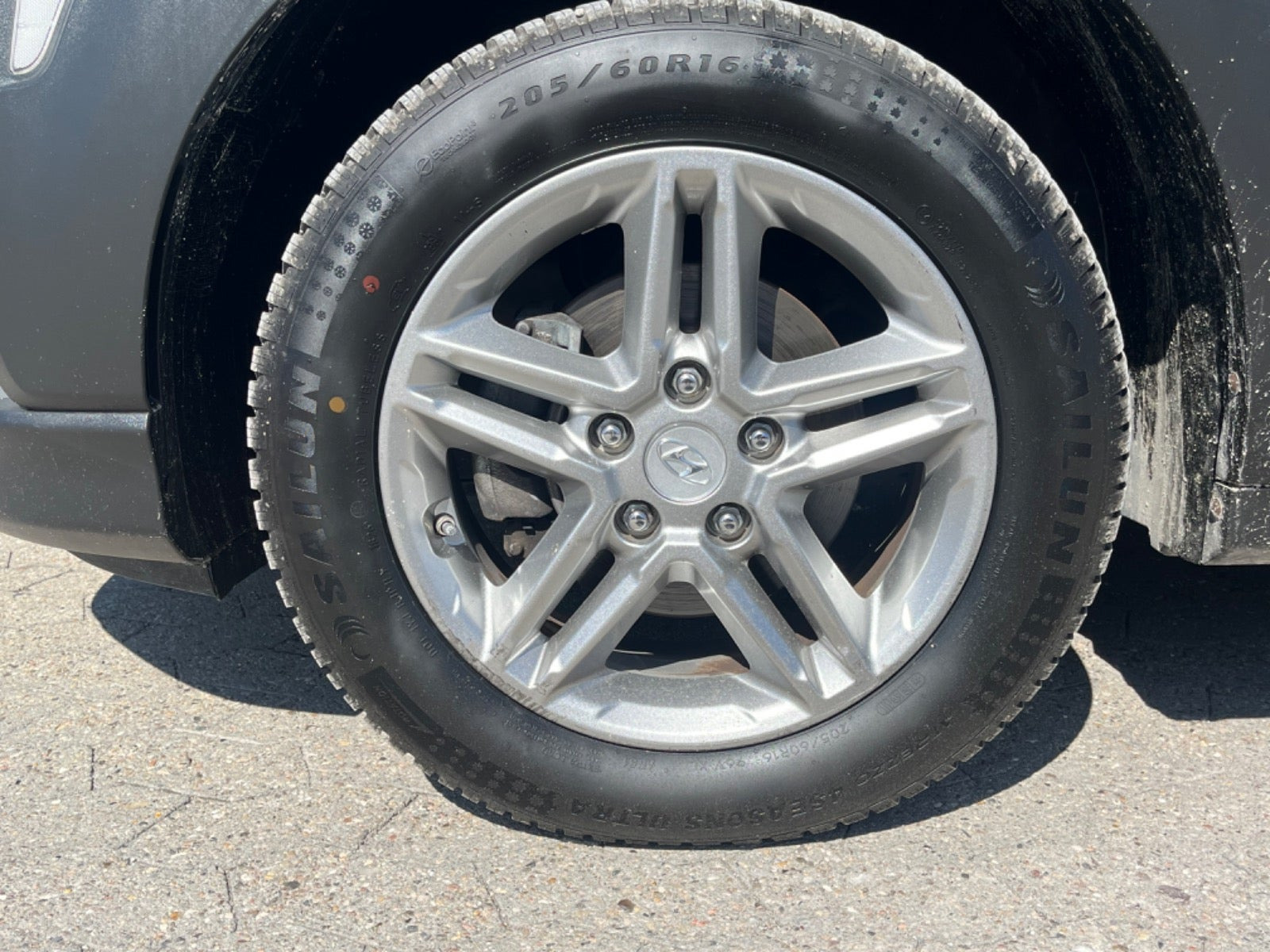 Grå Hyundai Kona fra 2020