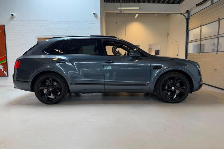 Grå Bentley Bentayga fra 2020