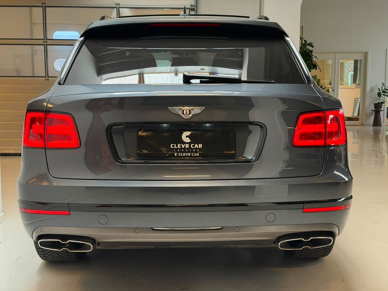 Grå Bentley Bentayga fra 2020