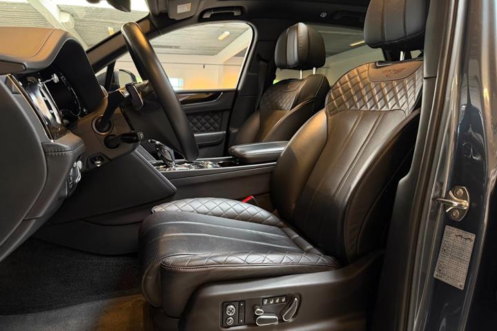 Grå Bentley Bentayga fra 2020