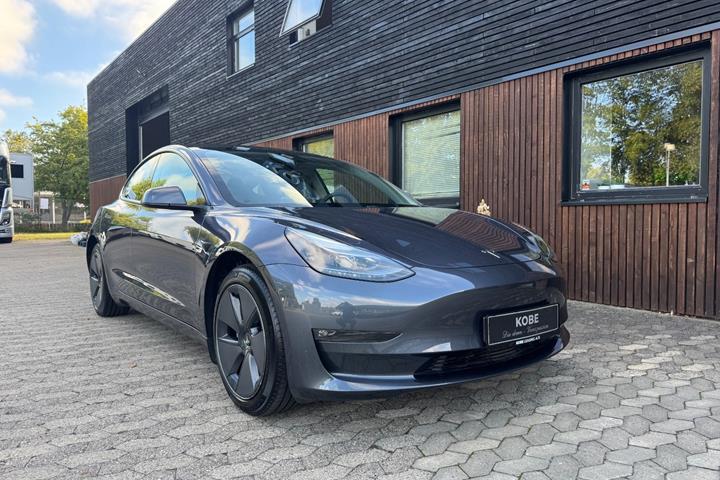 Grå Tesla Model 3 fra 2023