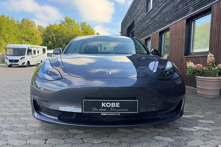 Grå Tesla Model 3 fra 2023