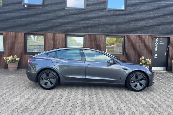 Grå Tesla Model 3 fra 2023