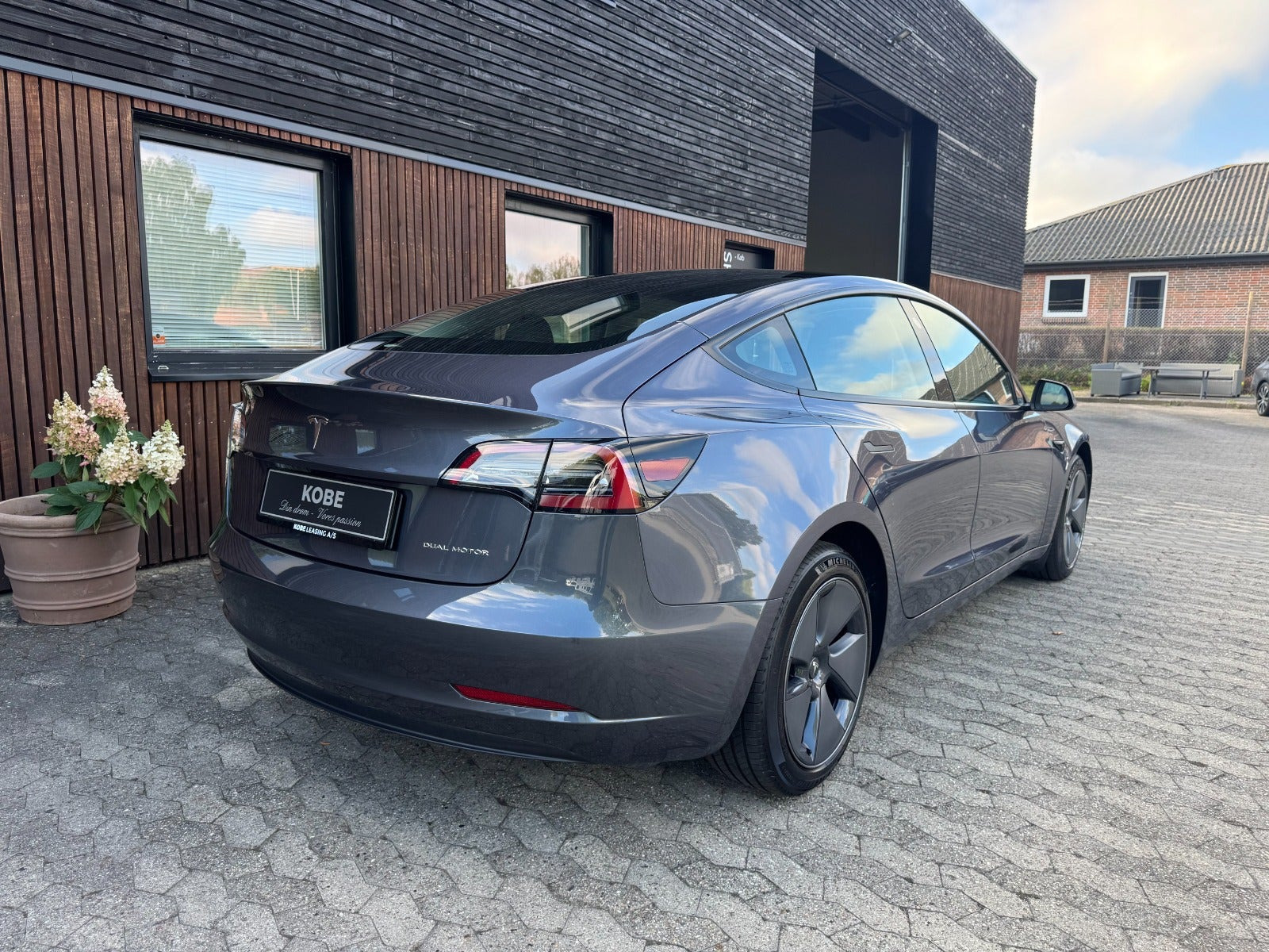 Grå Tesla Model 3 fra 2023