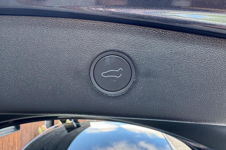 Grå Tesla Model 3 fra 2023