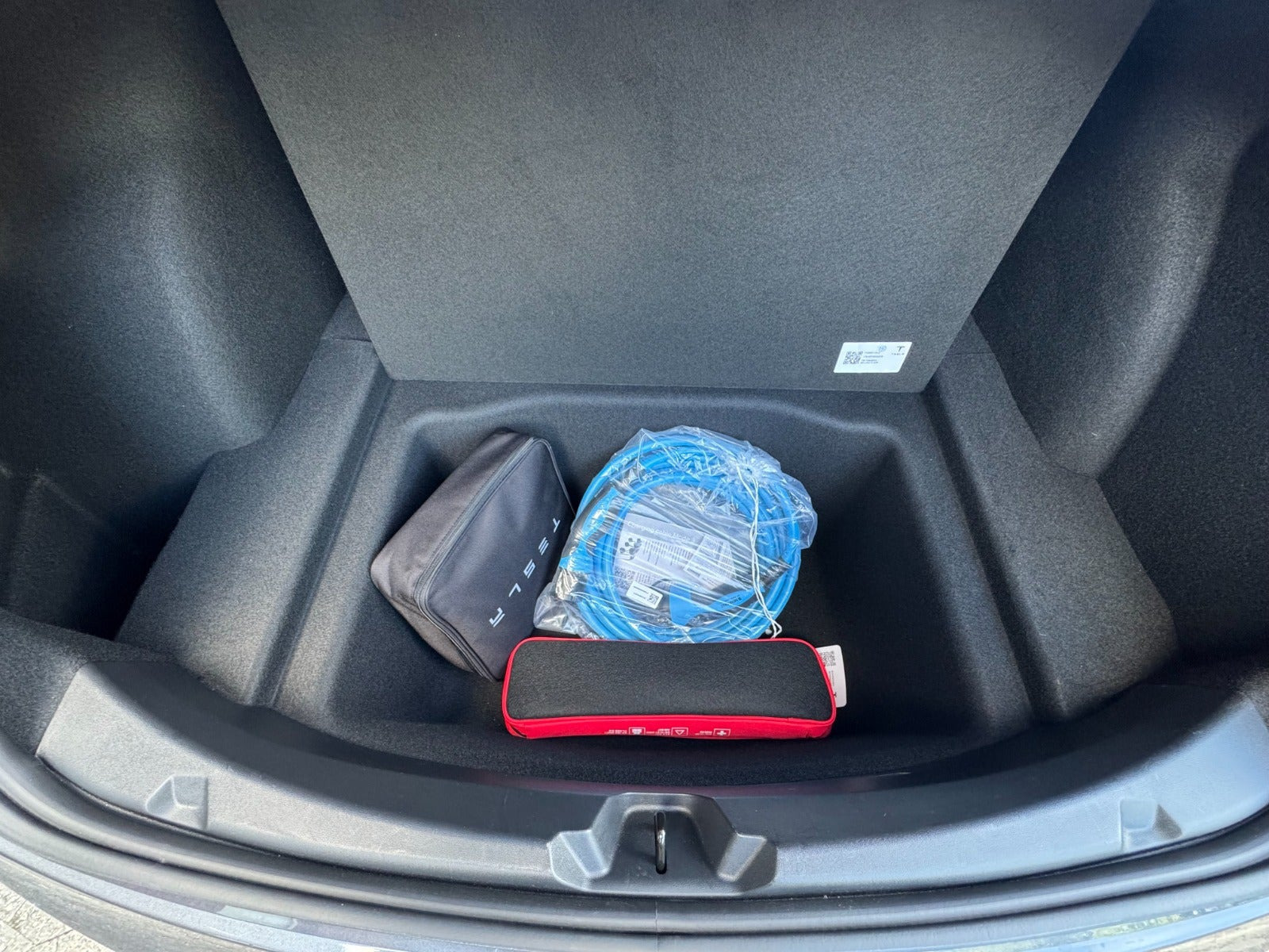 Grå Tesla Model 3 fra 2023