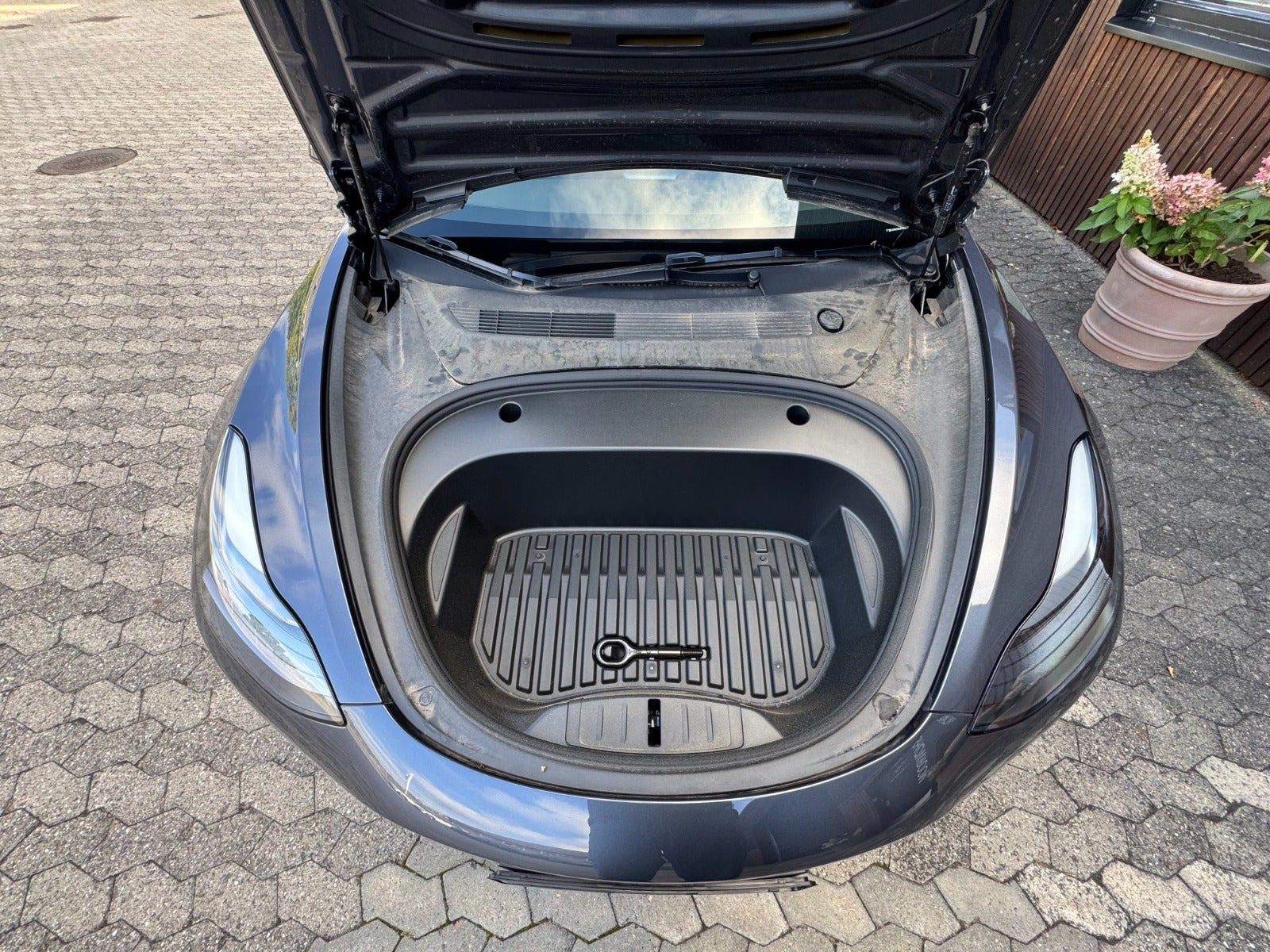 Grå Tesla Model 3 fra 2023