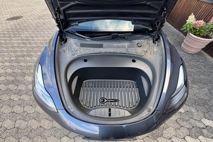 Grå Tesla Model 3 fra 2023