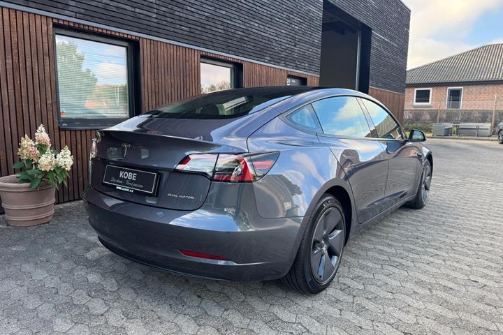 Grå Tesla Model 3 fra 2023
