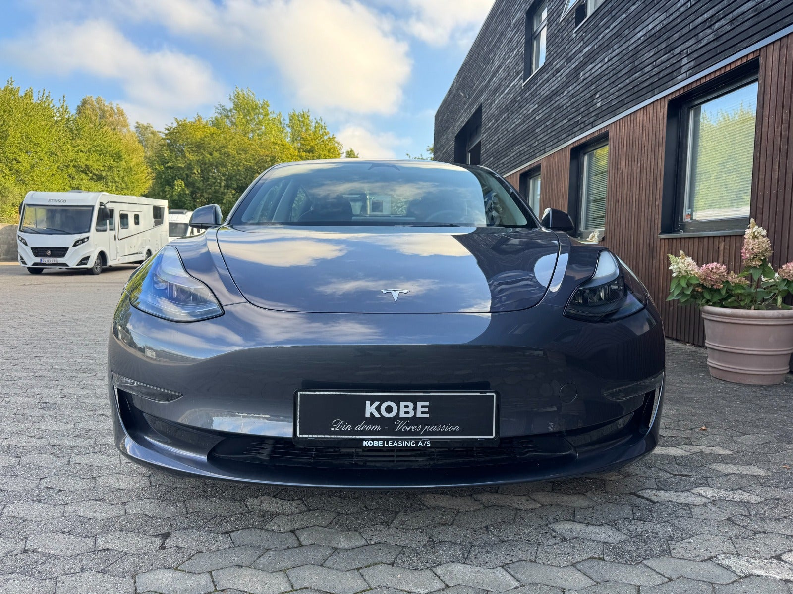 Grå Tesla Model 3 fra 2023