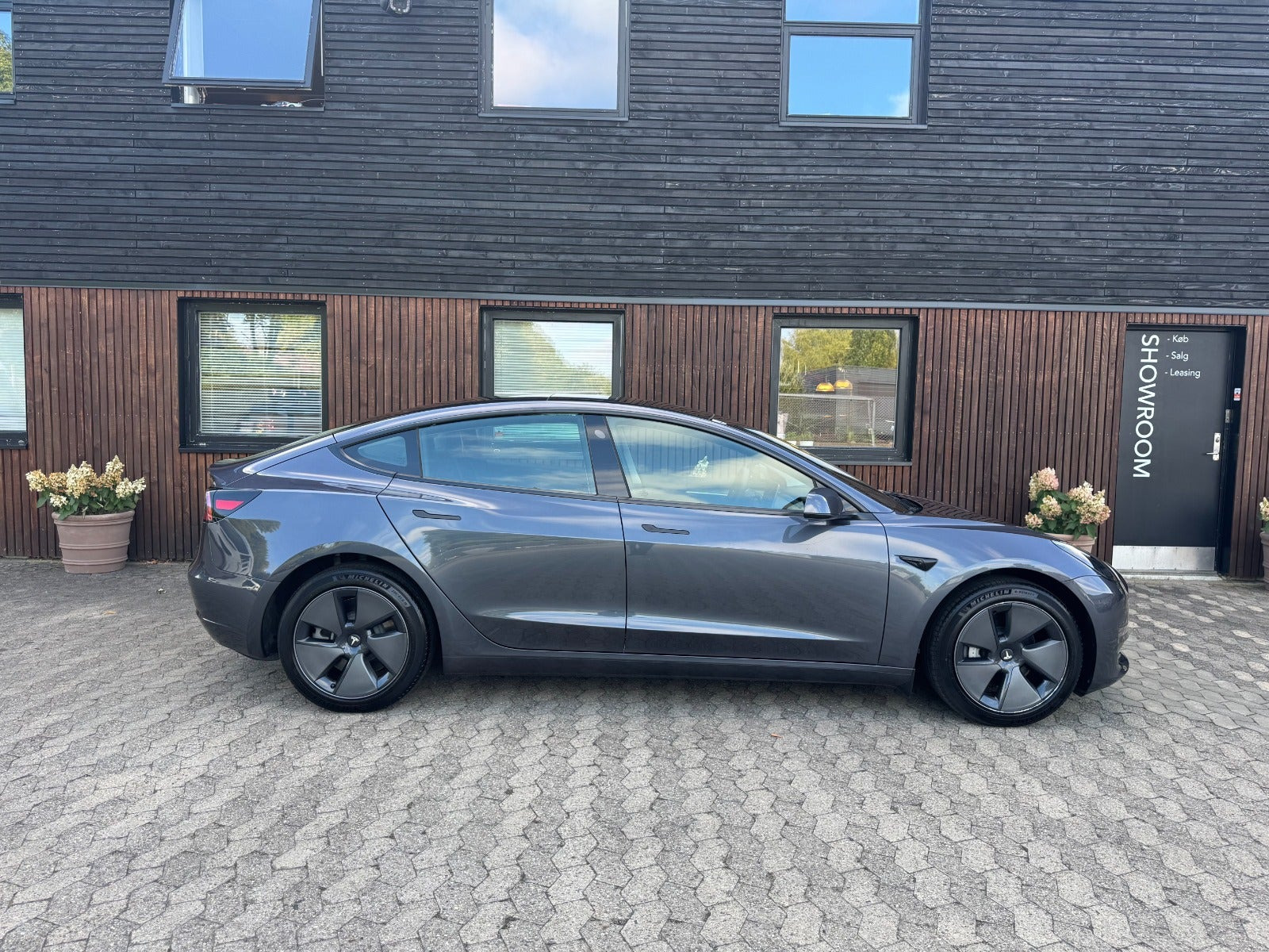 Grå Tesla Model 3 fra 2023