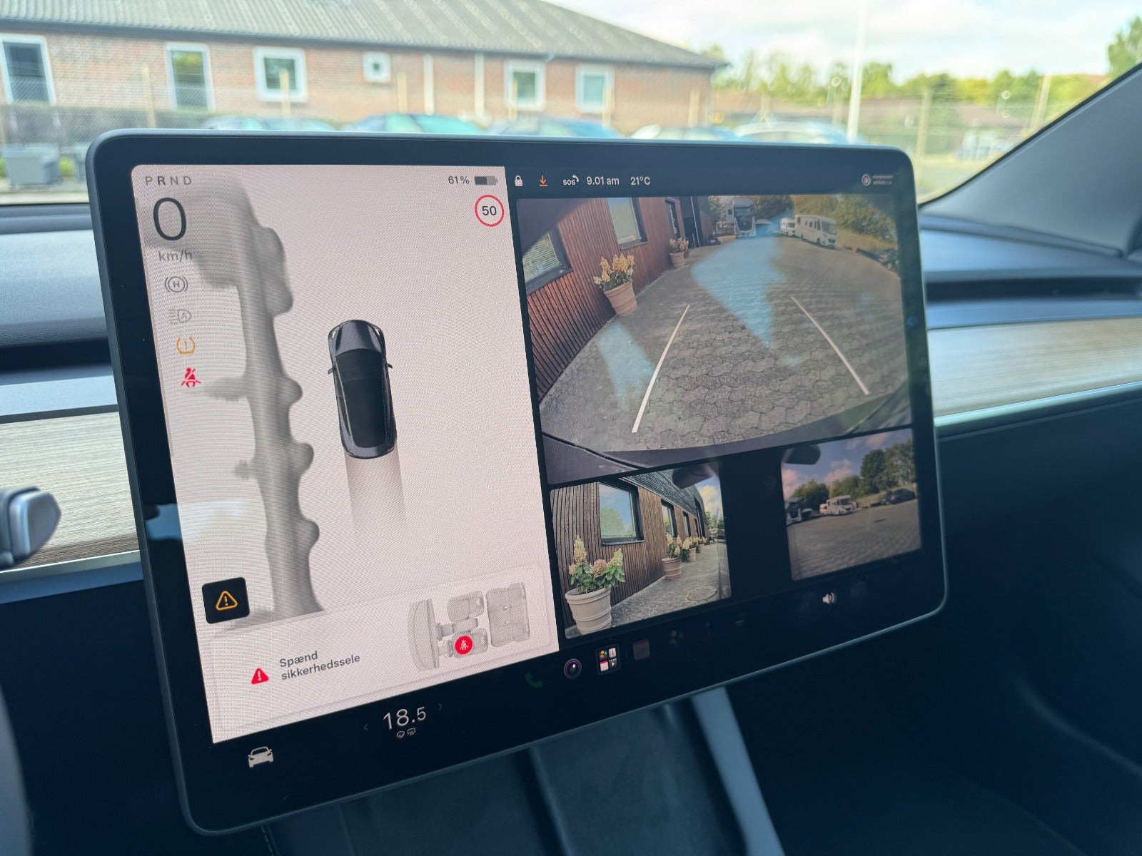 Grå Tesla Model 3 fra 2023