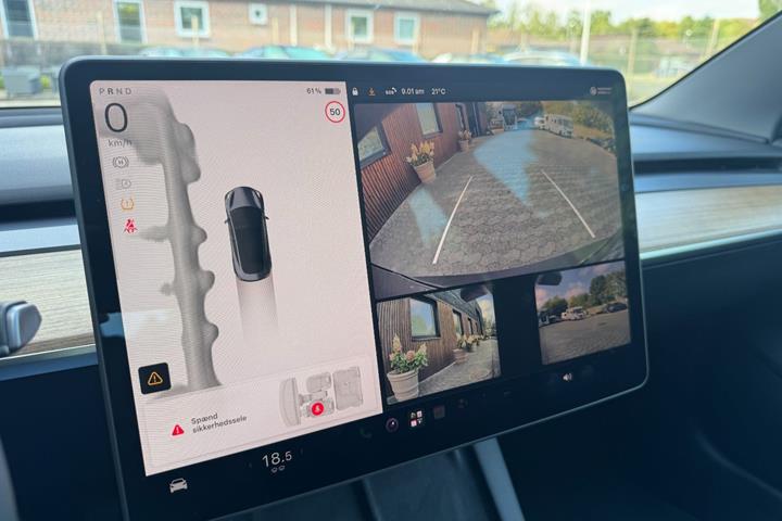 Grå Tesla Model 3 fra 2023