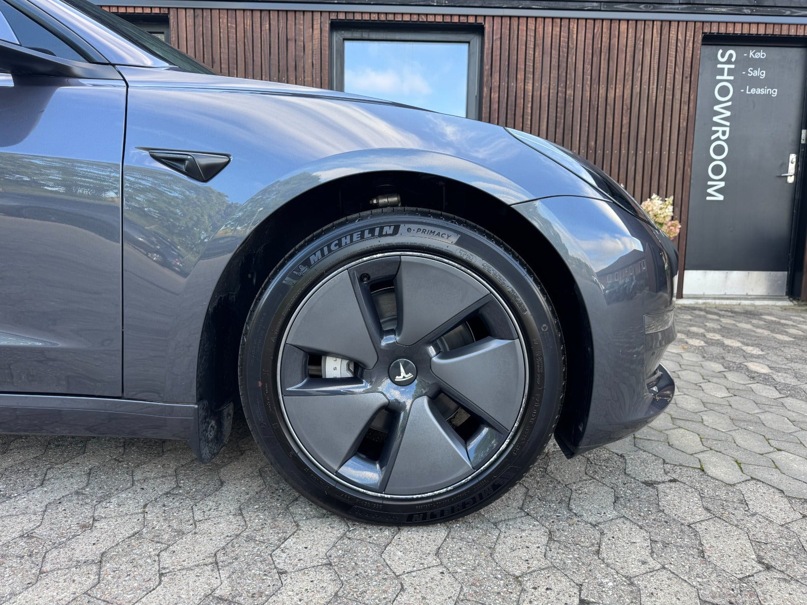 Grå Tesla Model 3 fra 2023