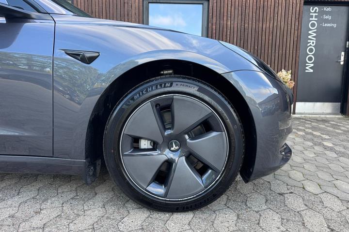 Grå Tesla Model 3 fra 2023