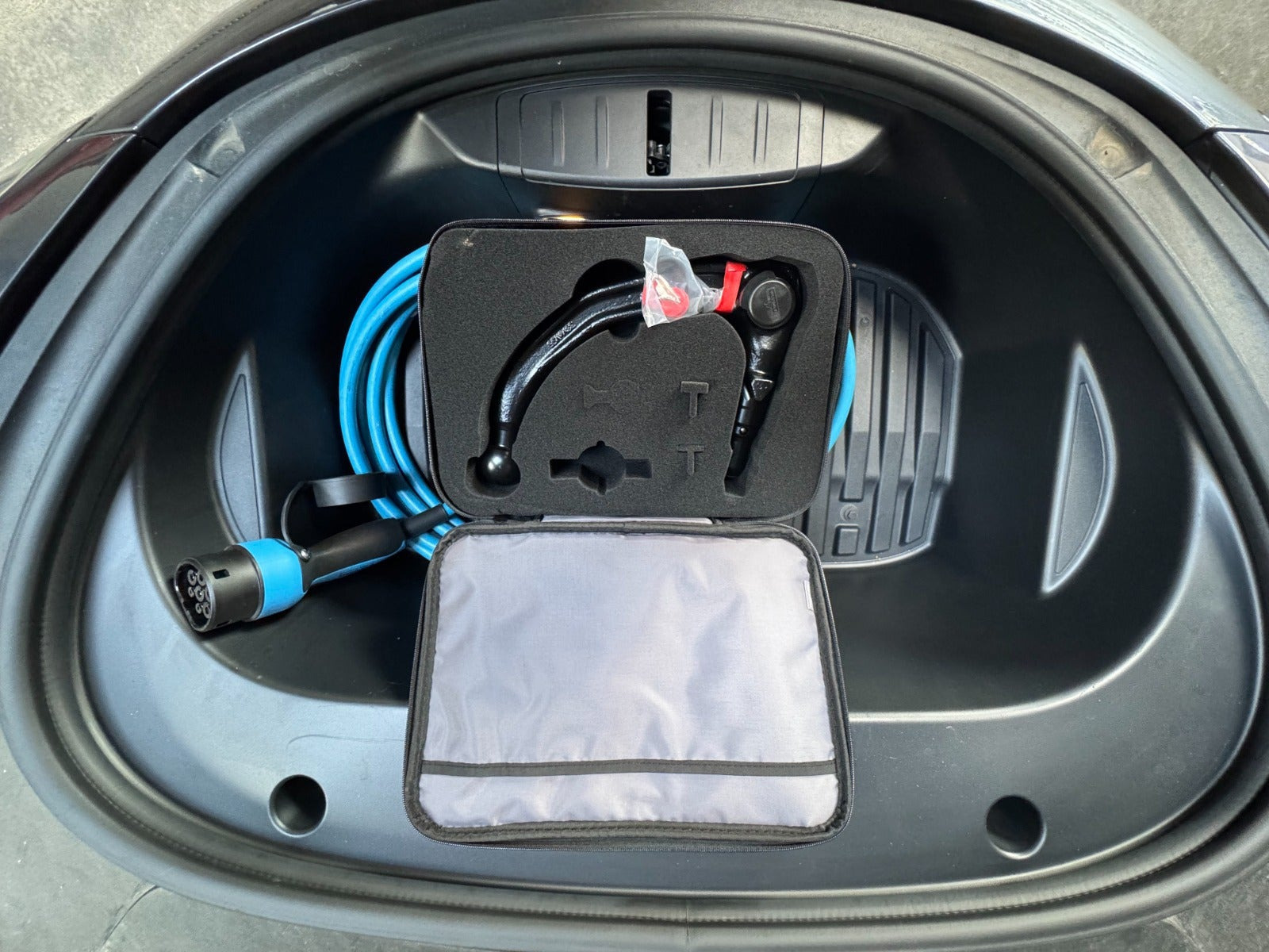 Grå Tesla Model 3 fra 2023