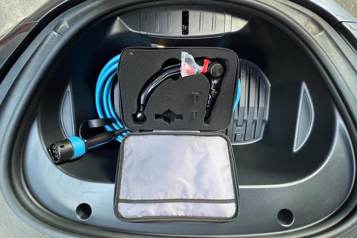 Grå Tesla Model 3 fra 2023