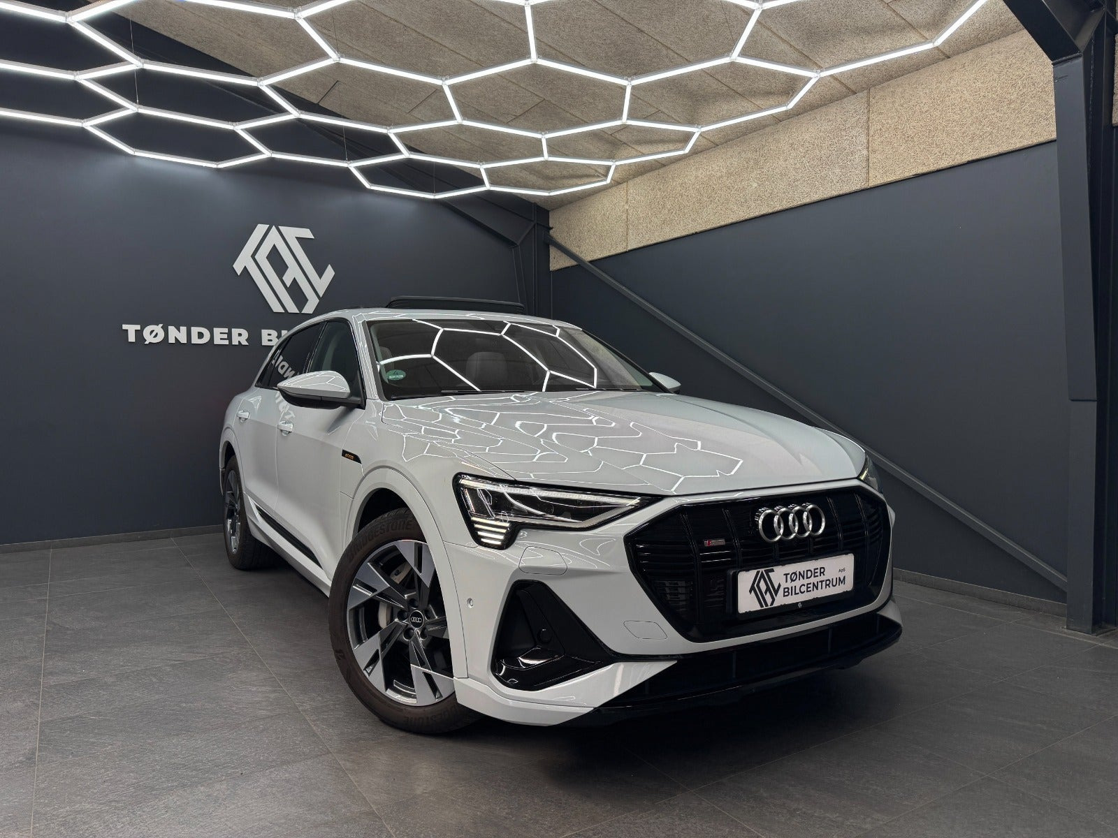 Hvid Audi e-tron fra 2023