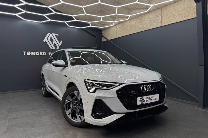 Hvid Audi e-tron fra 2023