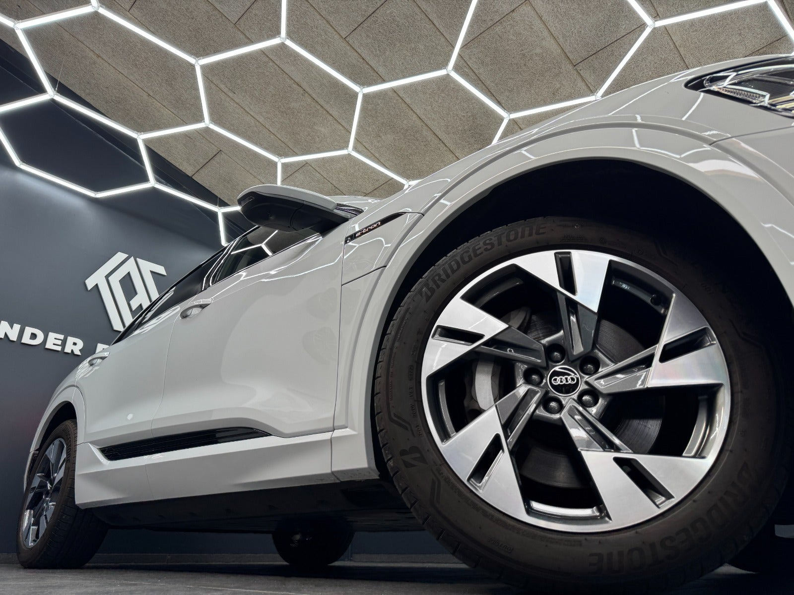 Hvid Audi e-tron fra 2023