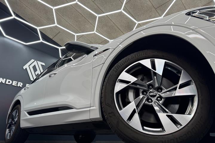 Hvid Audi e-tron fra 2023
